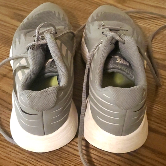 Boy's Nike Sneakers - Picture 2 of 4